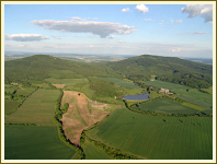 Blick auf die Gleichberge und den Römhilder Stausee